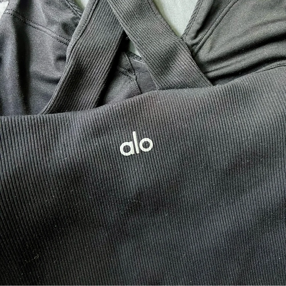 ALO Yoga: Elevate Tank with Cross-Back - Picture 3 of 3